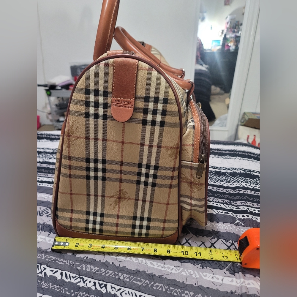 Burberry Cream and Brown Travel Bag with Iconic Design - Picture 4 of 16